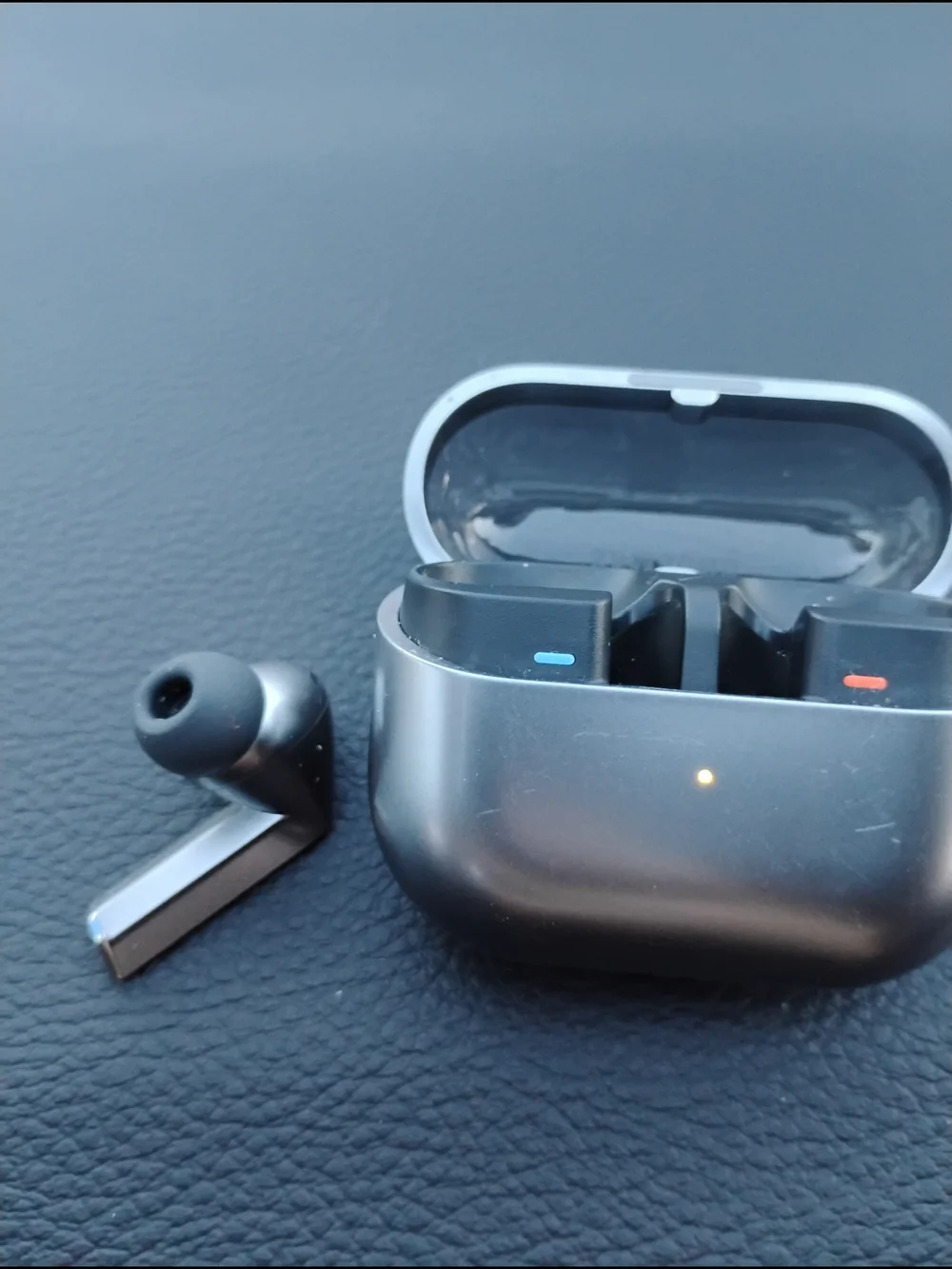 Samsung Metallic Gray Wireless Earbuds Charging Case Earbuds Used